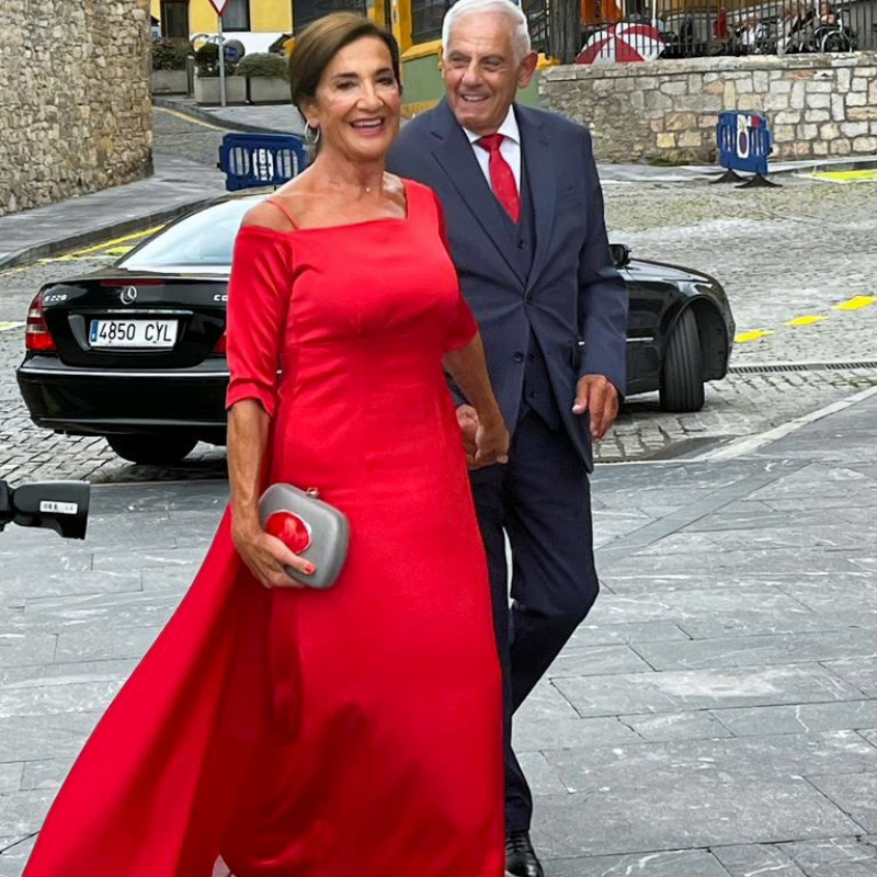 Vestido para boda rojo clásico, con líneas rectas y cortes sencillos