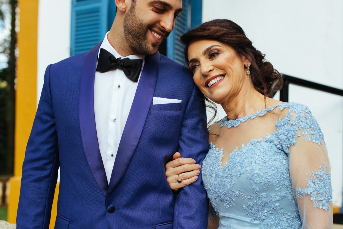 Madrina de boda del brazo de su hijo