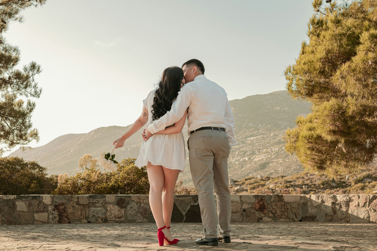 Novia y novia casándose por boda civil con estilo de ropa casual